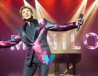 Barry Manilow returns for Vegas residency while the Mirage closes